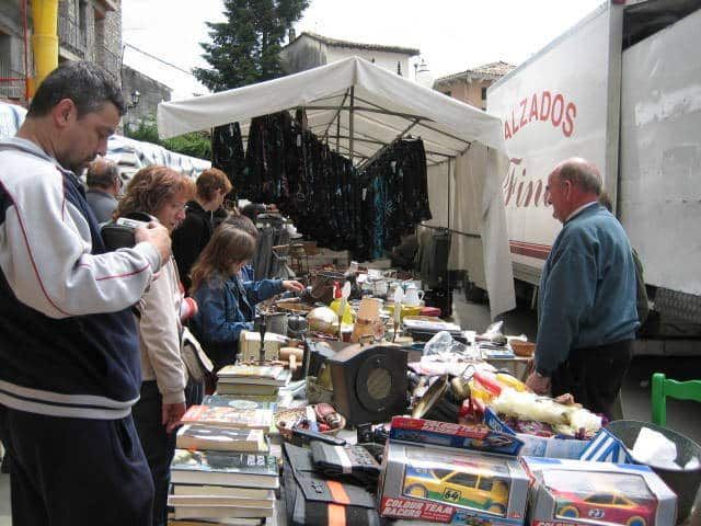 Foto de la Feria de Otoño de Boltaña, una de las ferias que se hace en el puente del Pilar en el Pirineo Aragonés. Disfruta de los eventos en el Pirineo. Photo of the Boltaña Autumn Fair, one of the fairs held during the Pilar long weekend in the Spanish Pyrenees. Enjoy the events in the high mountains from a mountain camping. Photo de la Foire d'Automne de Boltaña, l'une des foires organisées pendant le long week-end du Pilar dans les Pyrénées espagnoles. Profitez des événements en haute montagne depuis un camping de montagne. Foto der Herbstmesse von Boltaña, einer der Messen, die während des langen Pilar-Wochenendes in den spanischen Pyrenäen stattfinden. Genießen Sie die Veranstaltungen im Hochgebirge von einem Bergcampingplatz aus.  Foto van de Boltaña Herfstkermis, een van de kermissen die tijdens het lange Pilar-weekend in de Spaanse Pyreneeën worden gehouden. Geniet van de evenementen in het hooggebergte vanaf een bergcamping.